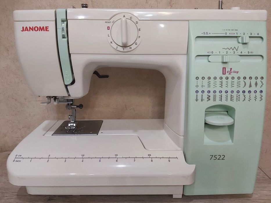 Своя. Швейная машинка Janom 7522 в идеальном состоянии + журналы burda
