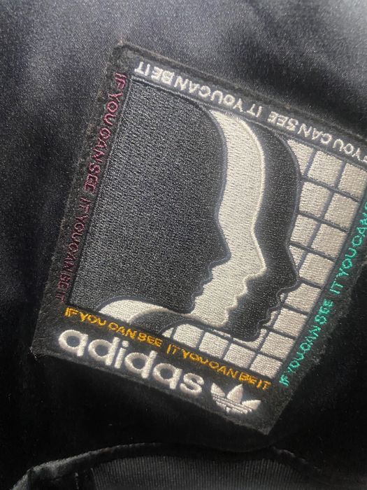 Яке Адидас дизаинерско