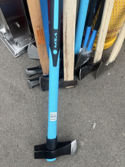 Topoare tip pană , pentru despicat 2,5 kg cu coadă fibră .