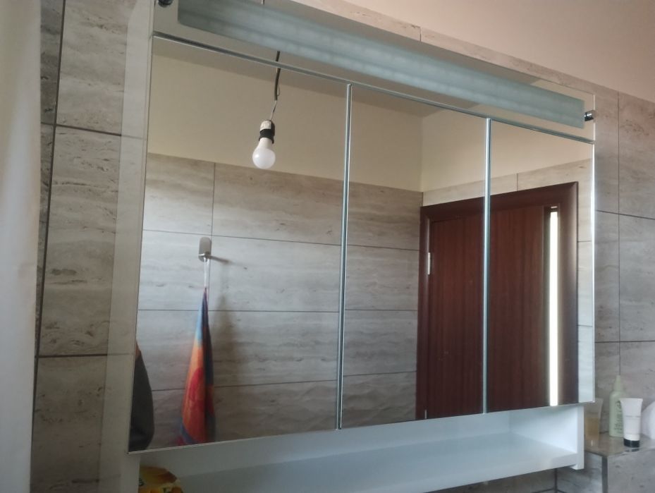 Шкаф за баня, с вградена LED лампа и 3 огледални врати