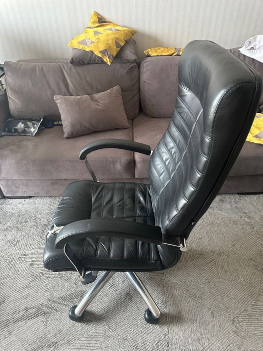 Кожаное офисное кресло