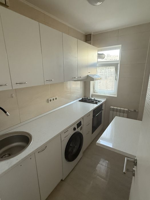 Inchiriez garsoniera park lake