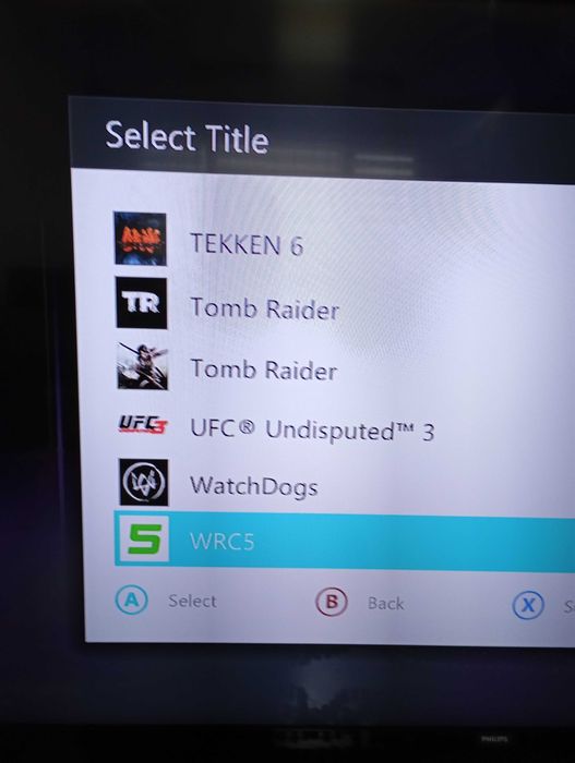 Продавам Xbox 360 с 2 джойстика с 33 игри