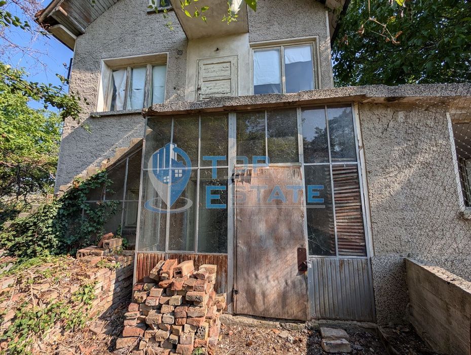 Двуетажна масивна вила в местност Арбанашко бърдо