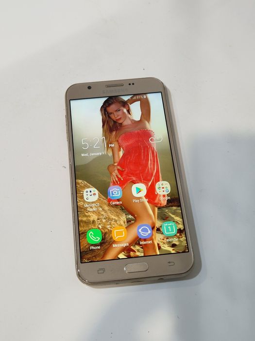 Telefon Samsung Galaxy J7 Prime.