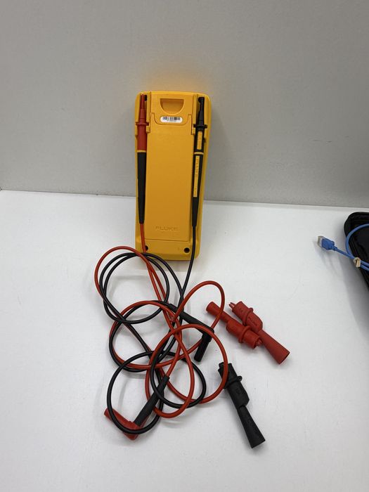Set aparate masura: multimetru Fluke 3000 FC, clema ampermetrica Fluke a3000 FC si tester retea Goldtool. Toate cele trei aparate sunt utilizate.