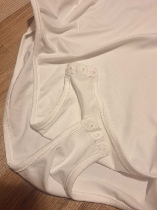 Бяло боди с цип и дълъг ръкав