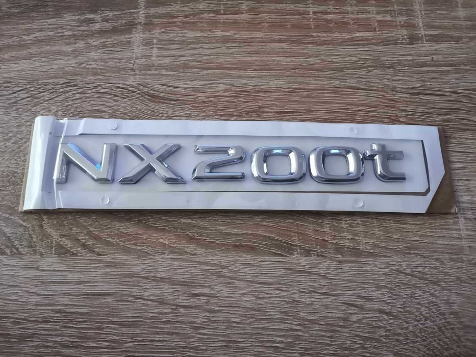 сребрист надпис Lexus NX 200t
