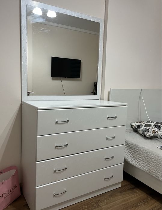 продается комод и зеркало