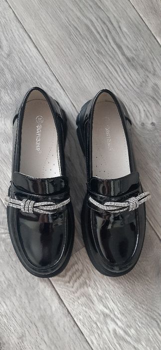 Продам школьные туфли на девочку 2000 тг в идеальном состоянии.