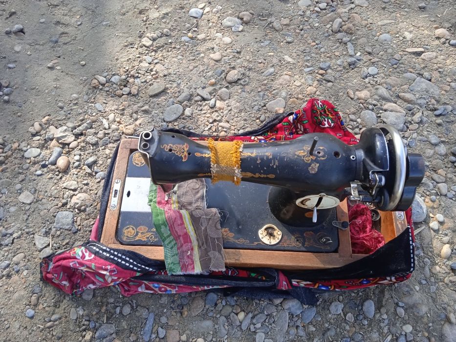 Qoʻl tikuv mashinasi sotiladi