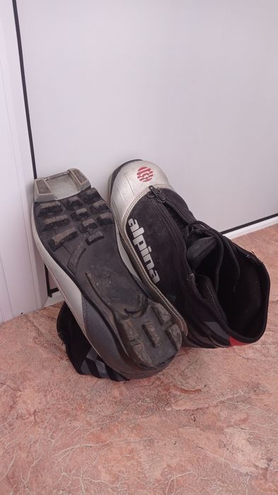 Продам: лыжные ботинки, ролики, лыжи