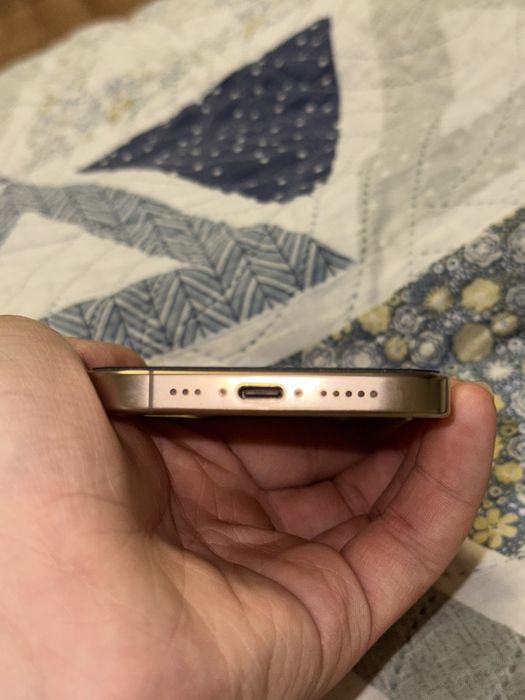 Iphone 16 pro в золотистой окраске