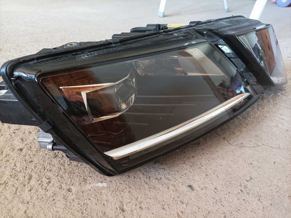 Десен фар за Шкода Октавия / Skoda Octavia facelift 2017-2020