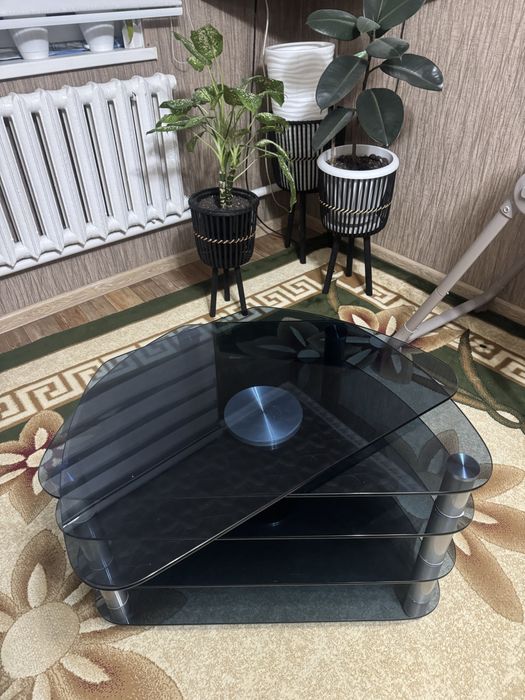 Продается столик для телевизора