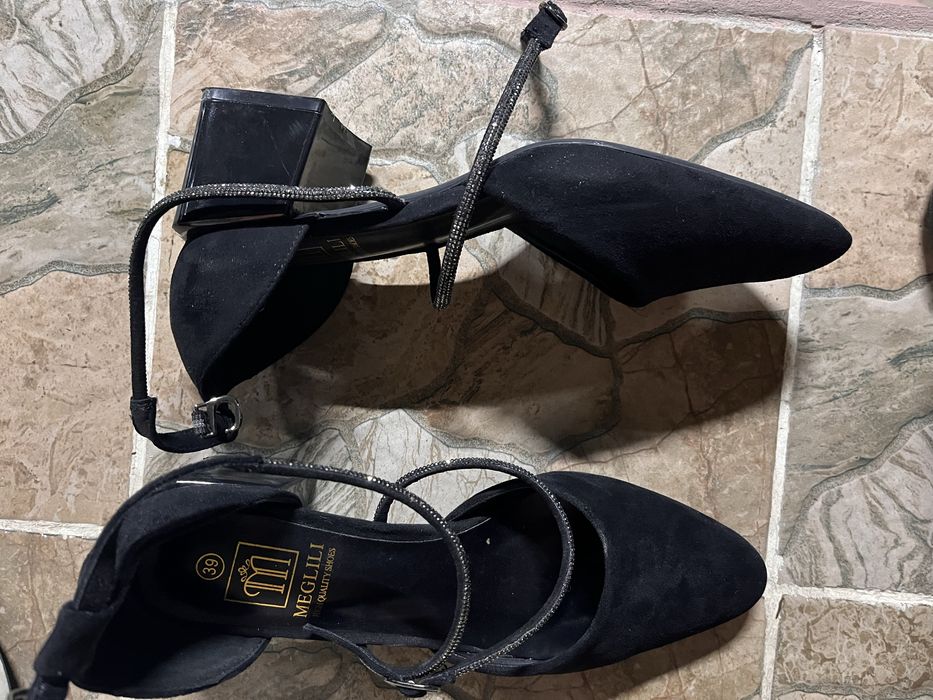 Черные туфли на низкой платформе