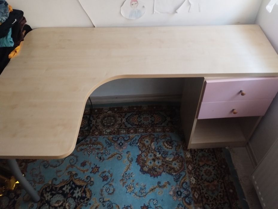 Vând birou fete, pe colț