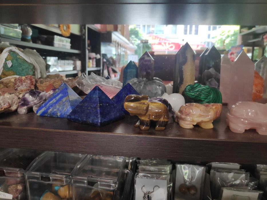 Фигурки и пирамиди от полу-скъпоценни камъни