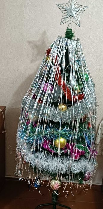 Продается ёлка с игрушками