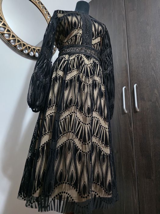 Rochie cu model catifea filigran și detalii dantelă - mărime 44