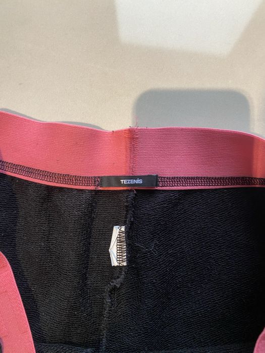 Pantaloni Tezenis de culoare neagra purtati de cateva ori