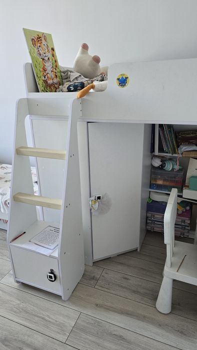 Кровать и шкаф детский