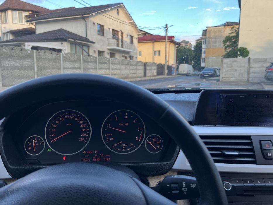BMW SERIA 3 f30 2012 automat 318d