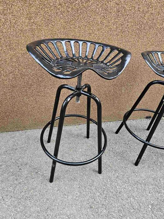 Шкаф с метален обков