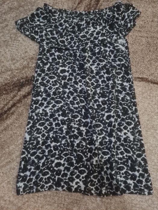 Рокля с голи рамене