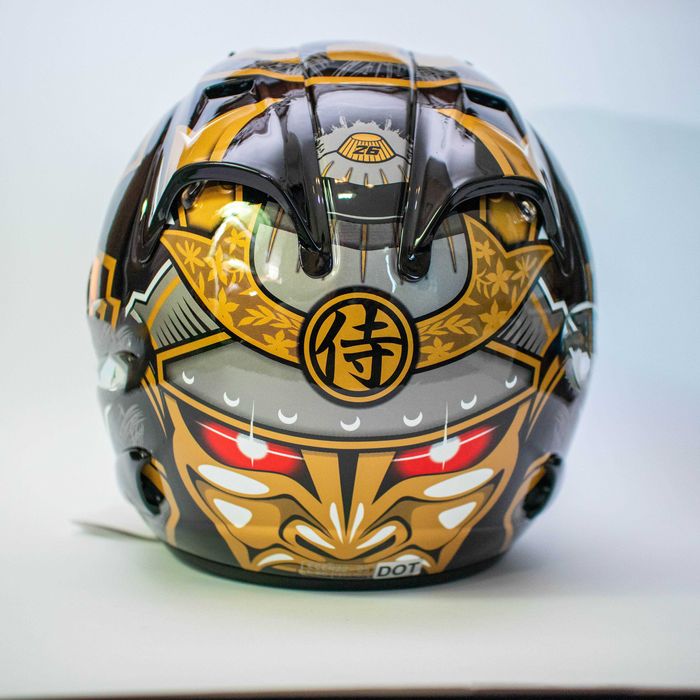 Каска за мотор пистов , скутер , ел. тротинетка др. ( Размер L 59-60 )