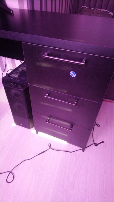 Письменный стол с тумбой