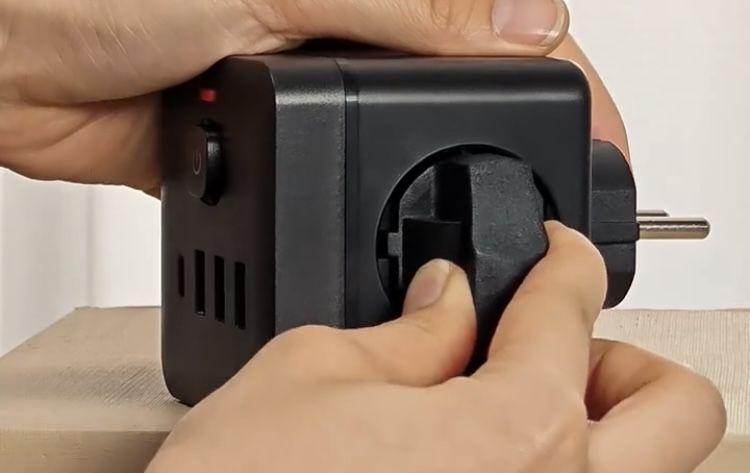 Разклонител-  куб 7 в 1  ( черен , бял )