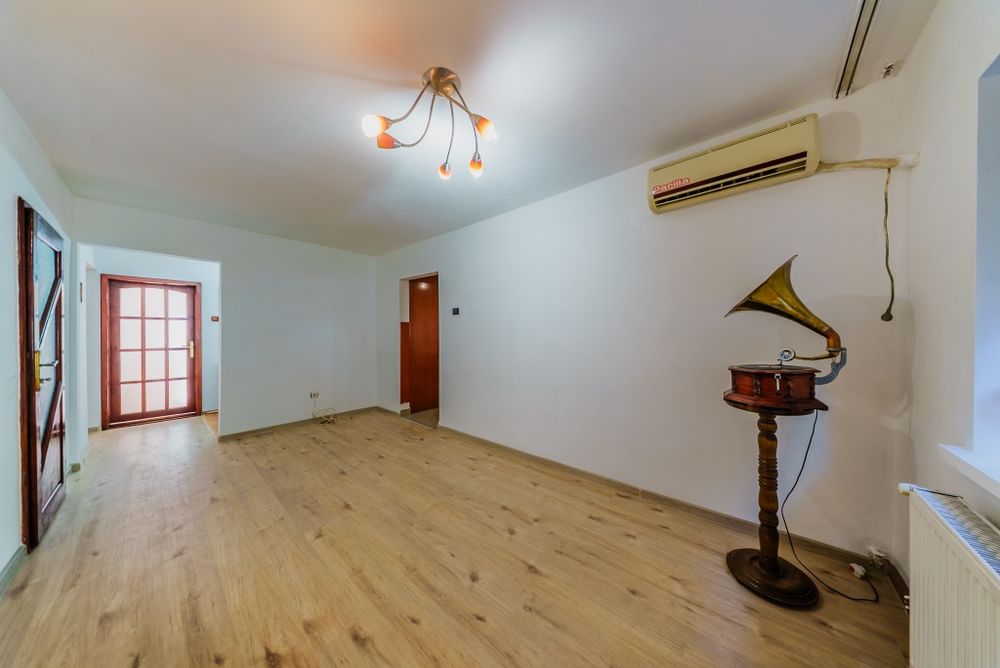 Apartament+spatiu comercial,parter, Micălaca