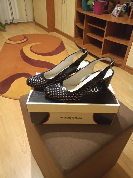 Vând pantofi din piele