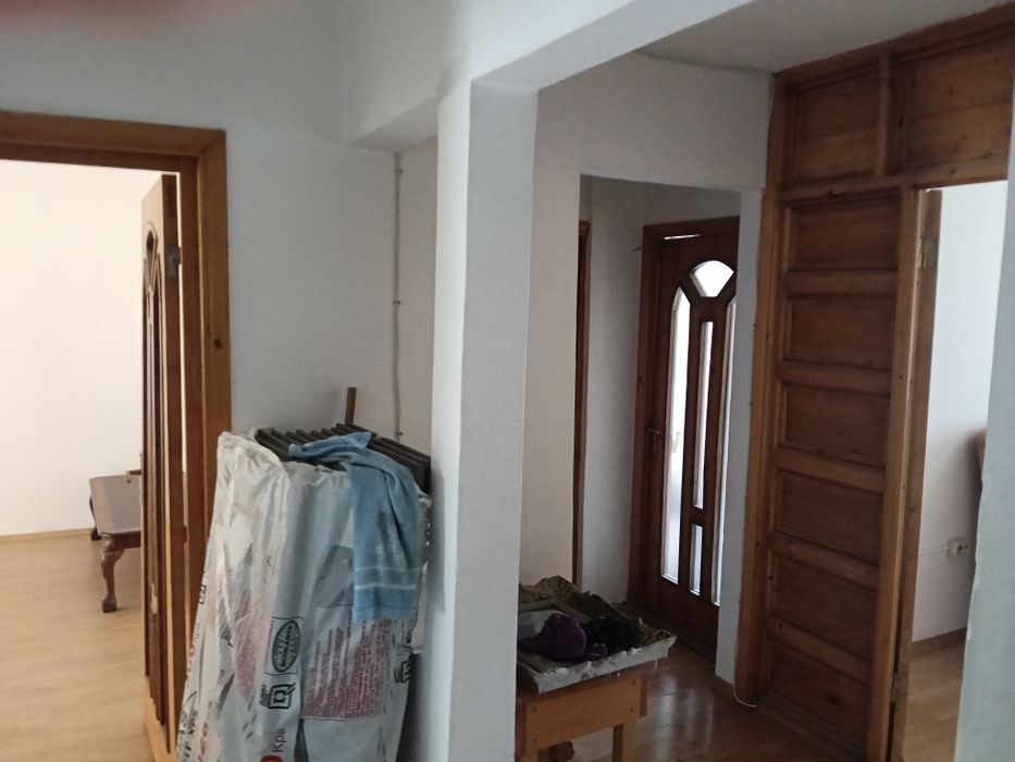 De vânzare apartament 4 camere soveja etaj 2 din 4 gaze la ușă 145.000€