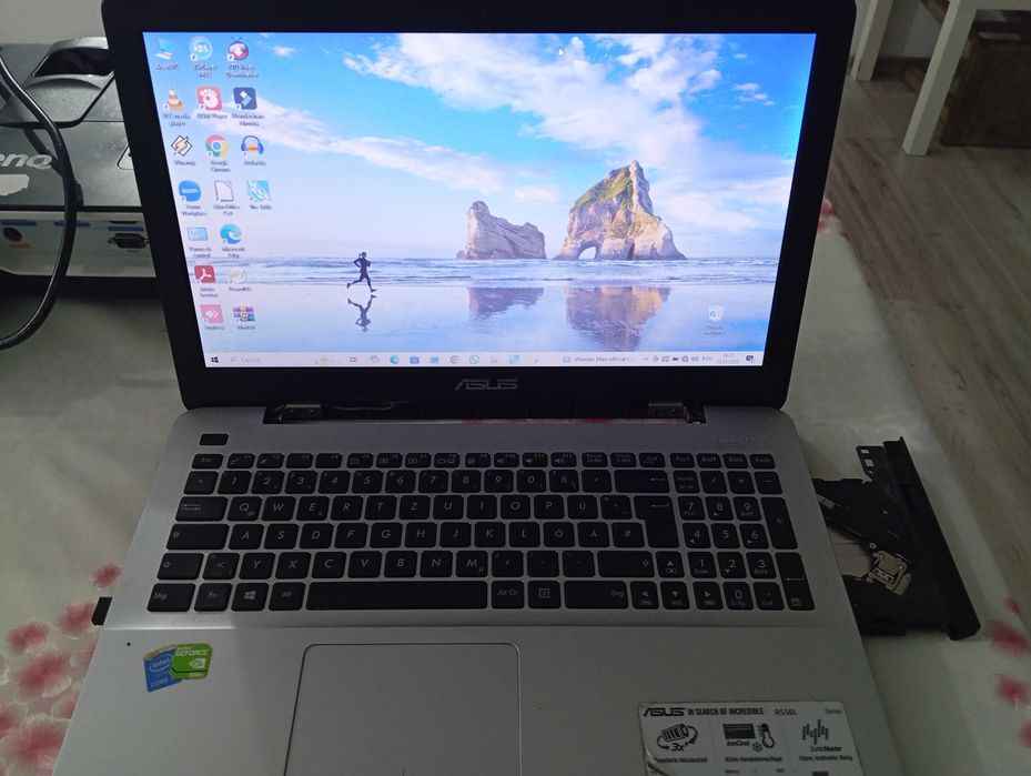 Laptop ASUS 8 gb RAM ,grafica 2 GB , stocare 932 GB