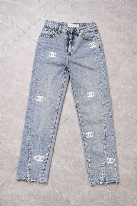 дамски дънки на шанел с цепка отпред ползвани но запазени с модерен дизайн chanel деним
