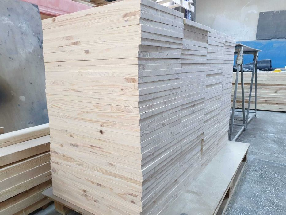 Producem blaturi din lemn masiv de pin cu grosimi diferite.