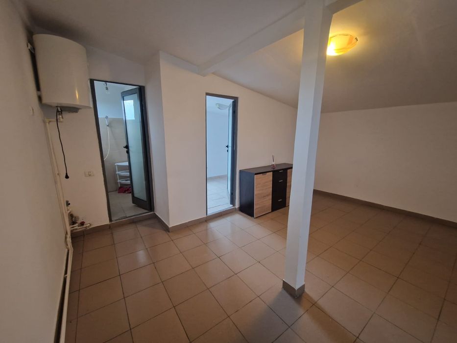 Închiriez etaj casa