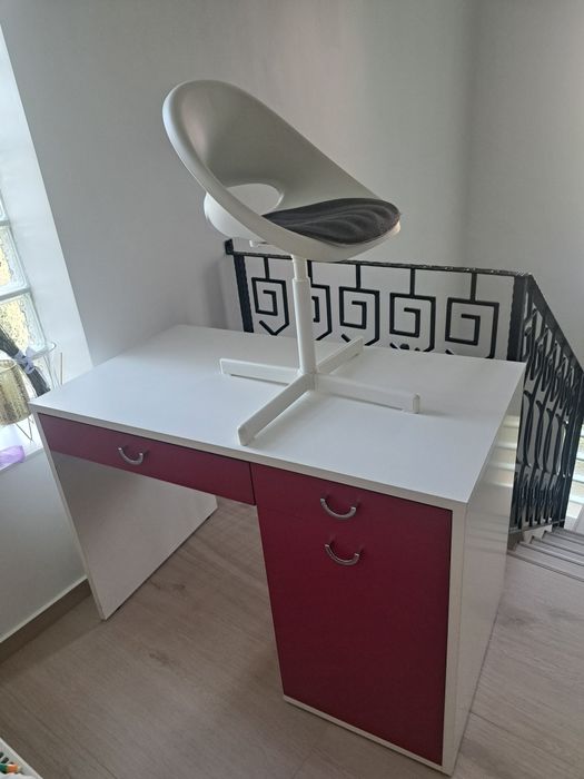 Vând birou fata alb cu roz,însoțit de scaun Ikea