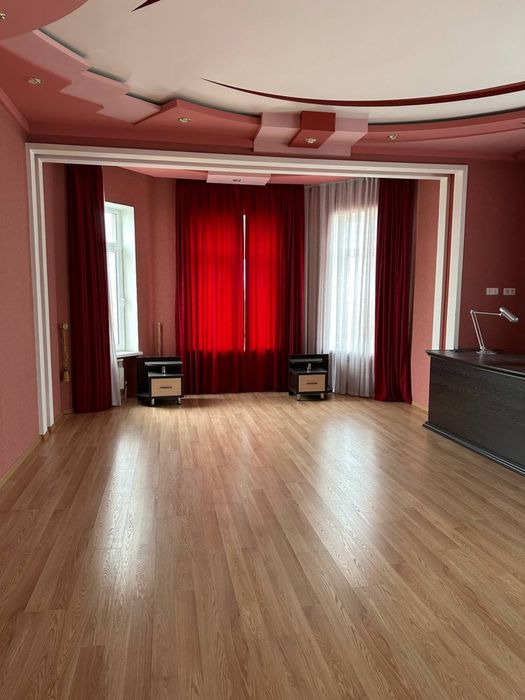 Продаеться двухуровневый дом с бассейнои и евро ремонтом