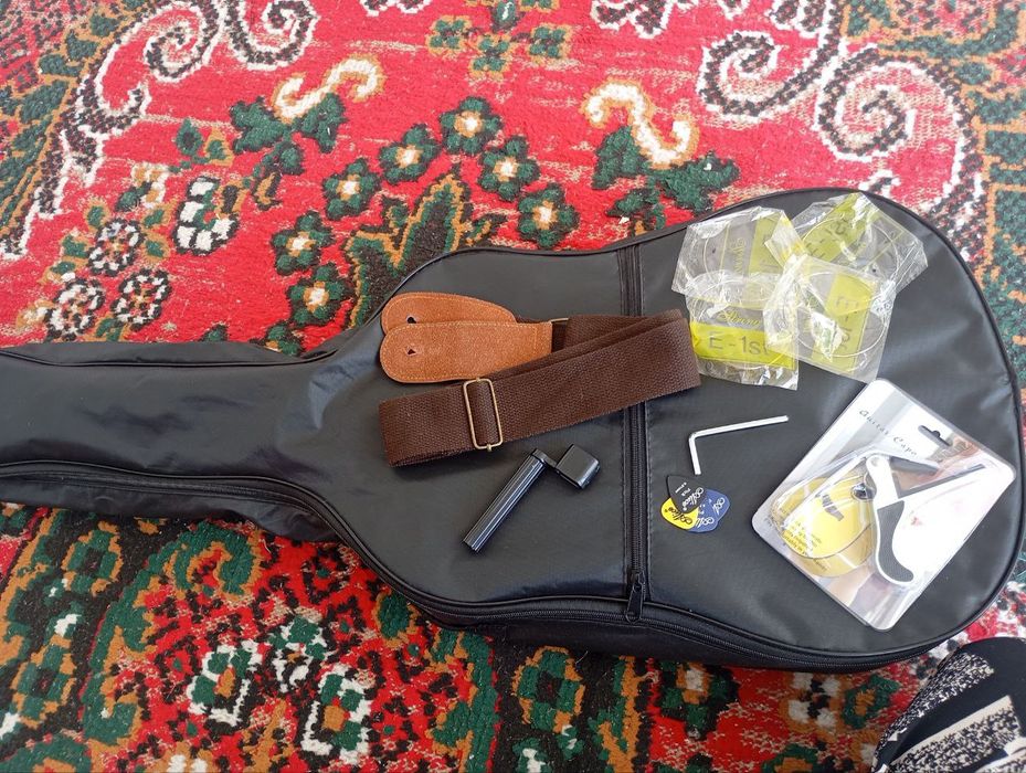 Yangi gitara sotiladi