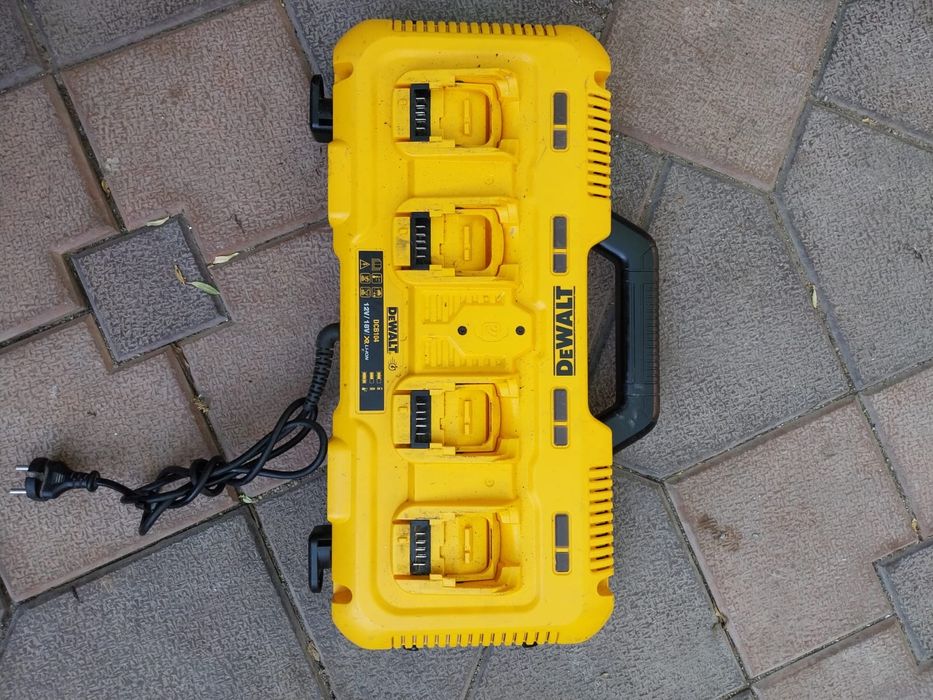 Statie de încărcare DEWALT care incarca și 18 V. și 54 V