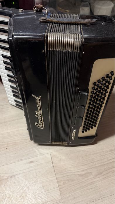 Продавам Акордеон Royal Standard