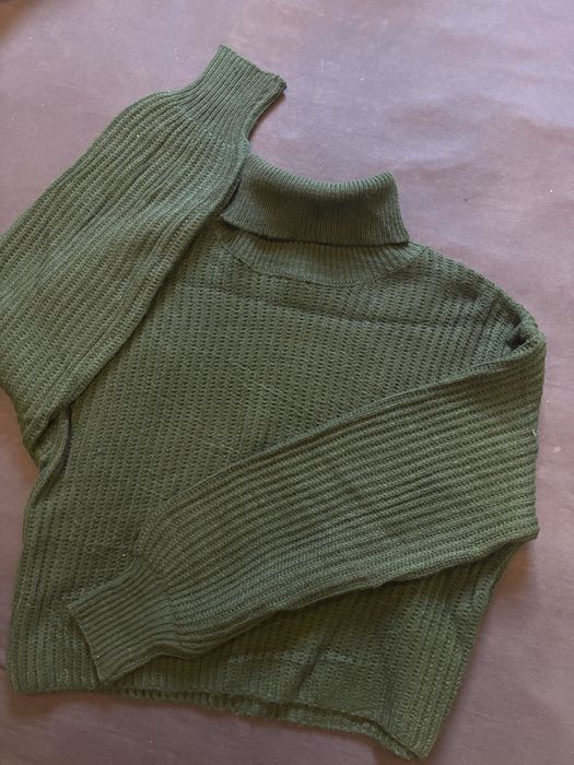 Тъмно зелен пуловер