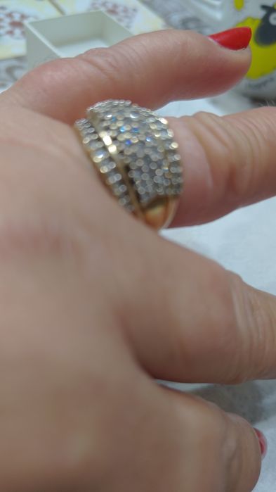 Vând inel superb de 18k cu 60 diamante este nou!Îl vând pt am nevoie b