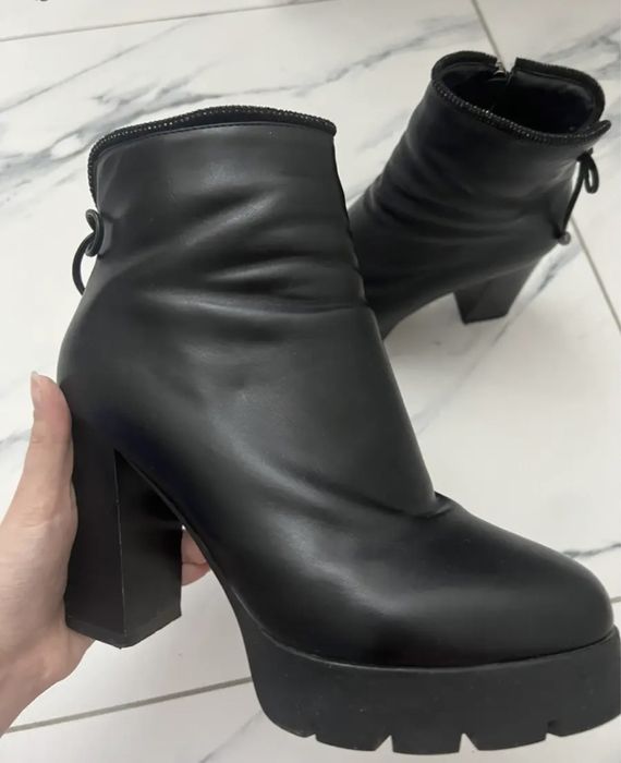 Ботинки осенние на высоком каблуке