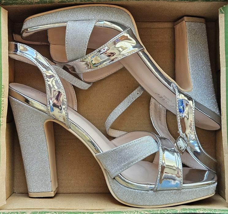 Сребристи обувки с дебел ток