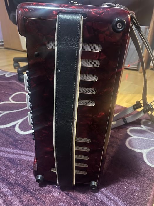 Продавам акордеон