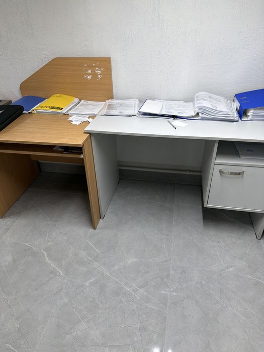 Офисные стулья и столы есть